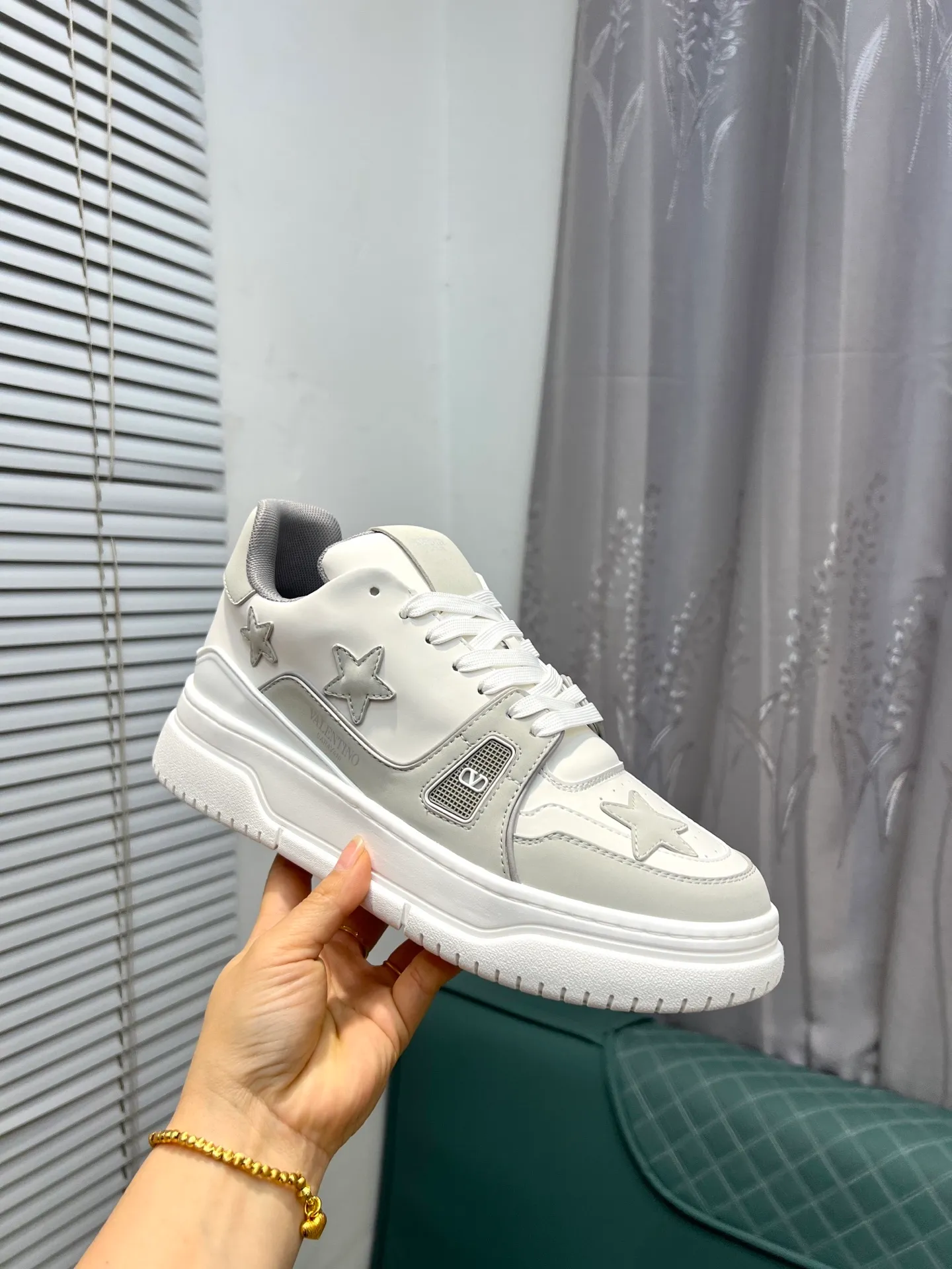 Men's Men's Shoes 💰660 Valentino 2023 early autumn new star shoes are now online! Wang Hedi and Ren Jialun have been worn by many celebrities. Who can refuse the same couple shoes as Wang Hedi! The design of Stars Stab My Heart is cool and spicy. The material of the shoes is cowhide, and every color is beautiful! Size 35-40, men’s size 39-44 (women’s 41, men’s 38, 45🉑️customized)